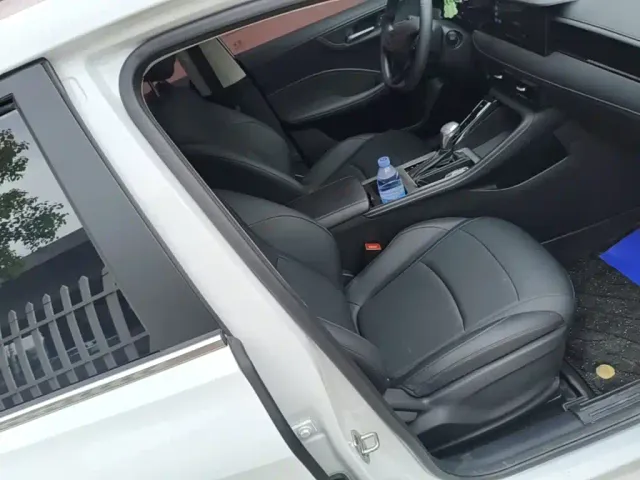 Roewe i5 — Фото автомобиля 24