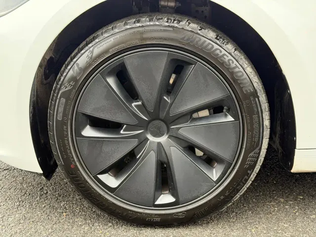 Tesla Model 3 — Фото автомобиля 12