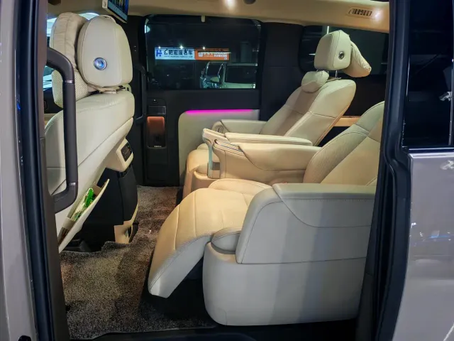 Li Auto MEGA — Фото автомобиля 13