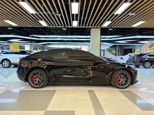 Tesla Model 3 — Фото автомобиля 6