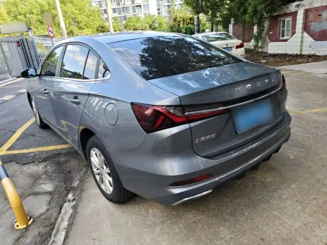 Roewe i5 — Фото автомобиля 10