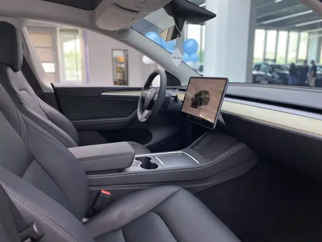 Tesla Model Y — Фото автомобиля 20