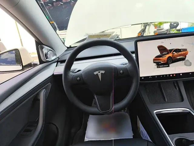 Tesla Model Y — Фото автомобиля 10