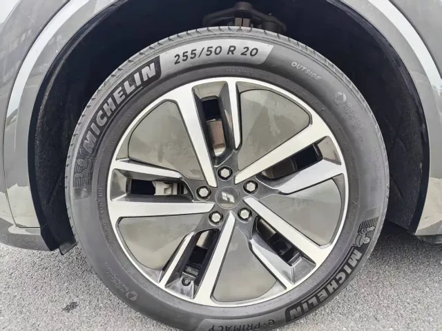 Li Auto L8 — Фото автомобиля 5