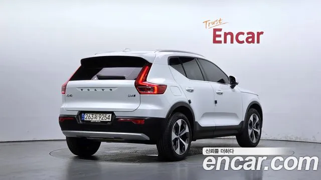 Volvo XC40 — Фото автомобиля 2