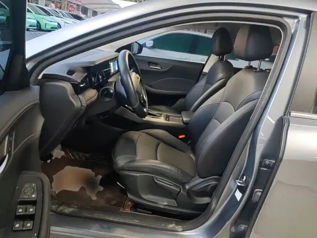 Roewe i5 — Фото автомобиля 14