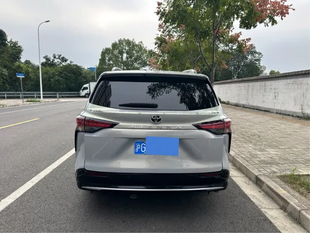 Toyota Sienna — Фото автомобиля 3