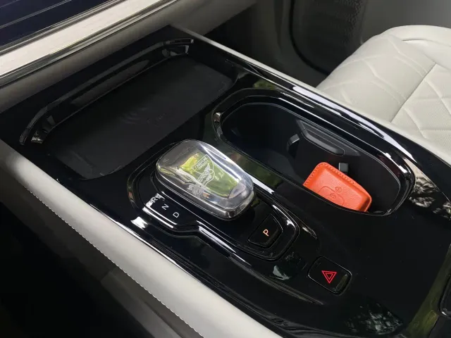 Volvo EM90 — Фото автомобиля 23