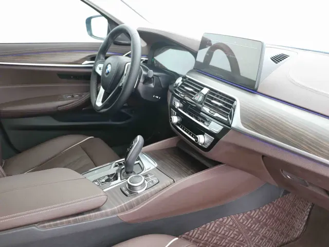 BMW 5 Series — Фото автомобиля 10