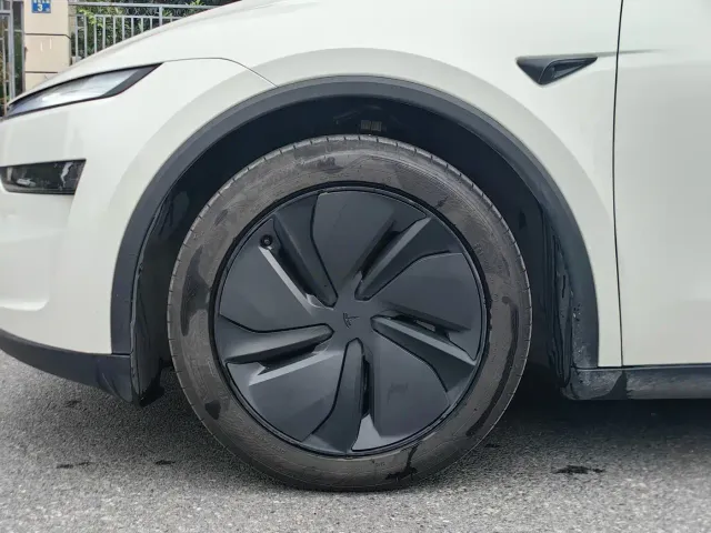 Tesla Model Y — Фото автомобиля 9