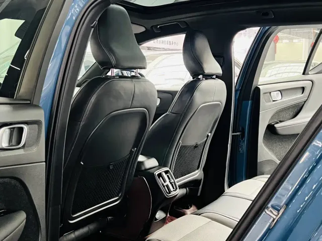 Volvo XC40 — Фото автомобиля 6