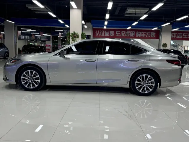 Lexus ES — Фото автомобиля 4