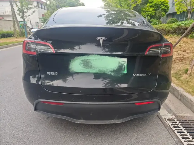Tesla Model Y — Фото автомобиля 5