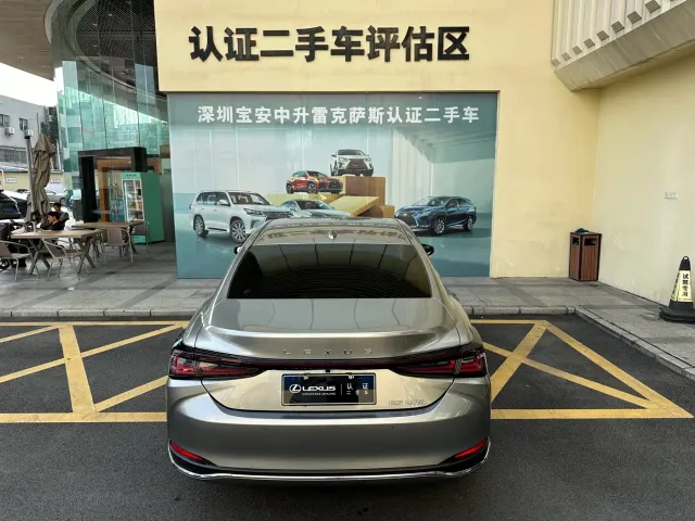 Lexus ES — Фото автомобиля 23