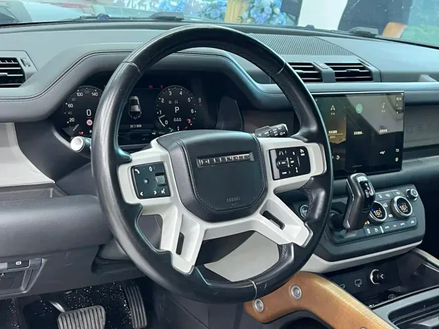 Land Rover Defender — Фото автомобиля 3