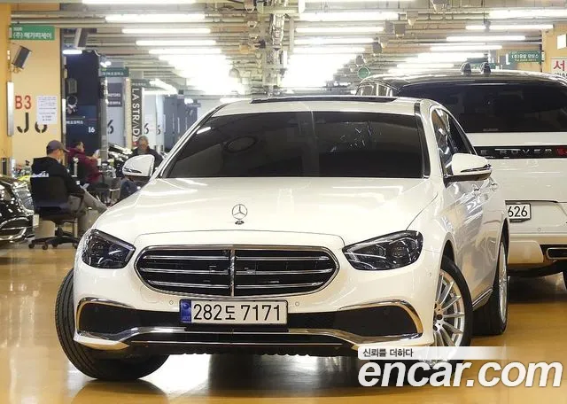 Mercedes-Benz E-Class — Фото автомобиля 3
