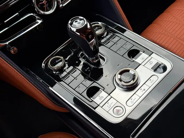 Bentley Flying Spur — Фото автомобиля 7