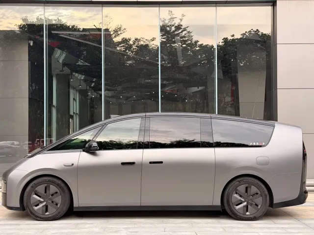 Li Auto MEGA — Фото автомобиля 3