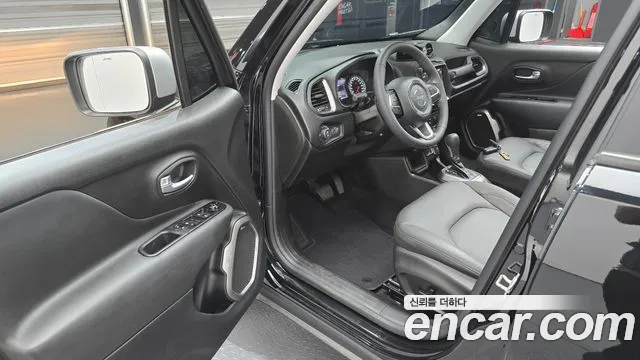 Jeep Renegade — Фото автомобиля 10
