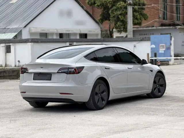 Tesla Model 3 — Фото автомобиля 6