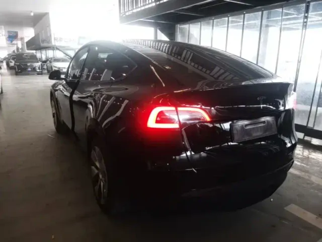 Tesla Model Y — Фото автомобиля 4