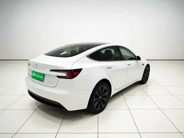 Tesla Model 3 — Фото автомобиля 6