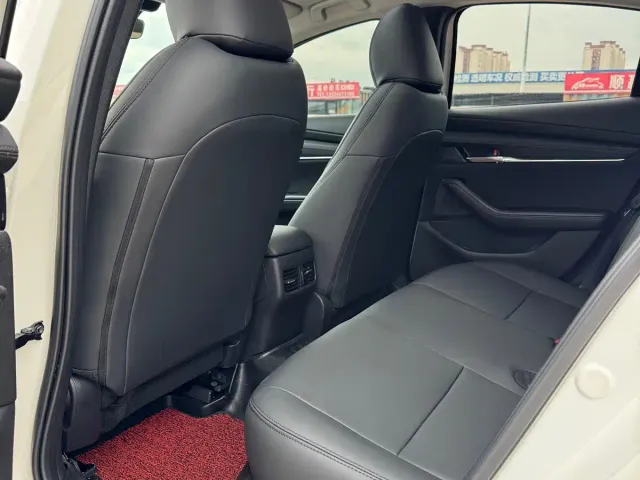 Mazda Axela — Фото автомобиля 10