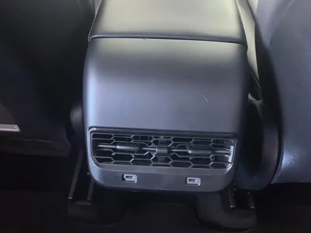 Tesla Model Y — Фото автомобиля 10
