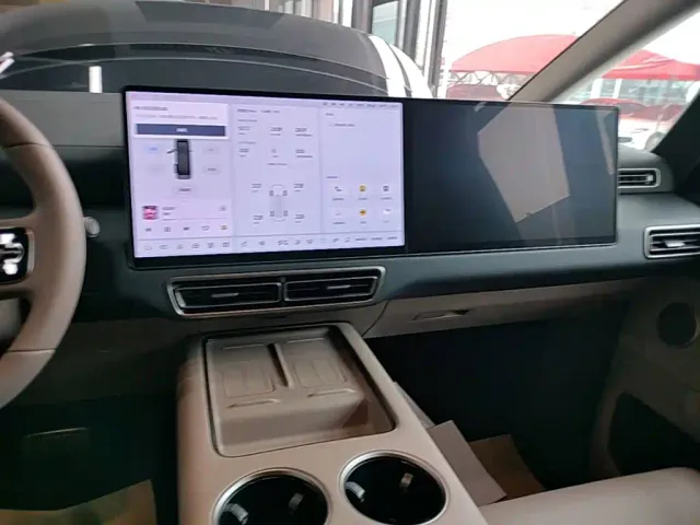 Li Auto MEGA — Фото автомобиля 12