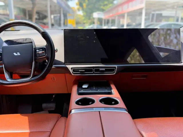 Li Auto L8 — Фото автомобиля 9