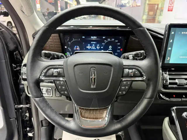 Lincoln Navigator — Фото автомобиля 4