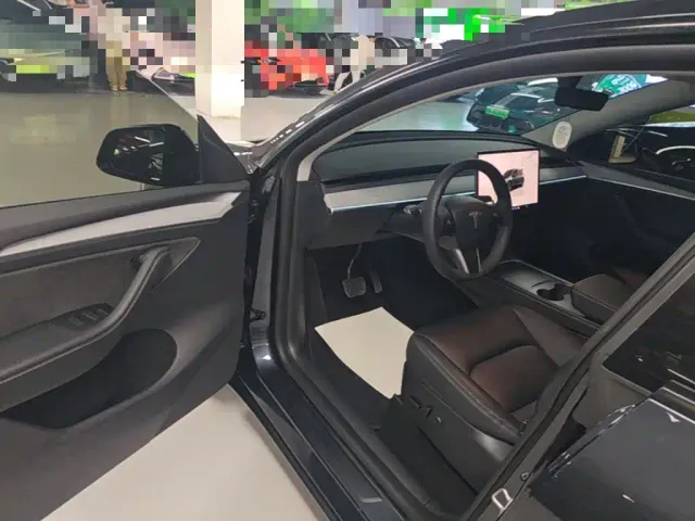 Tesla Model Y — Фото автомобиля 15