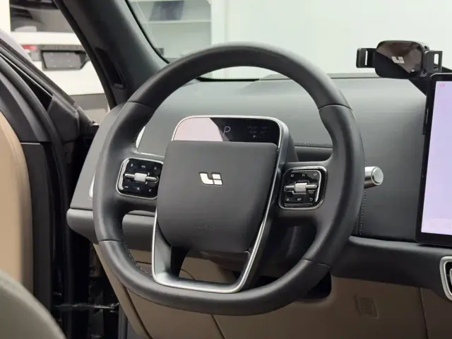 Li Auto L9 — Фото автомобиля 13