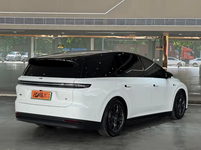 Li Auto i8 — Фото автомобиля 16