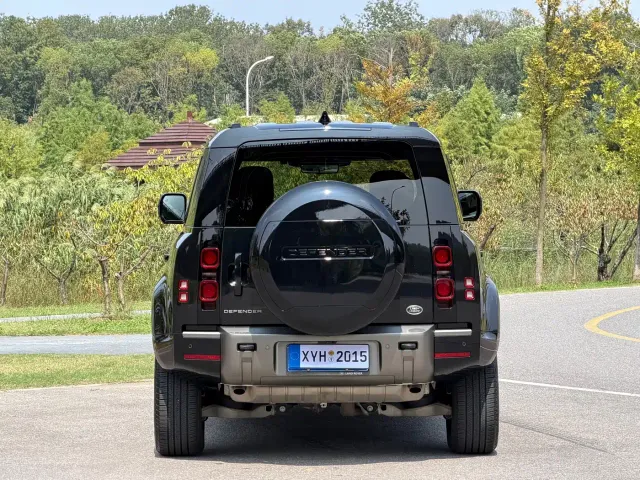 Land Rover Defender — Фото автомобиля 23