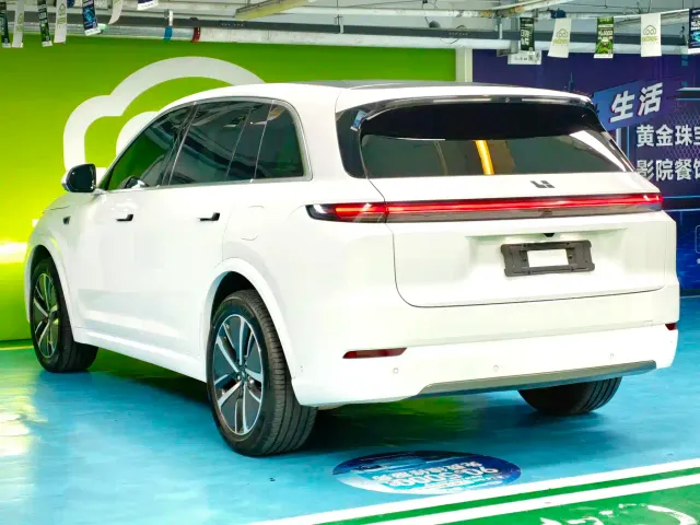 Li Auto L7 — Фото автомобиля 17