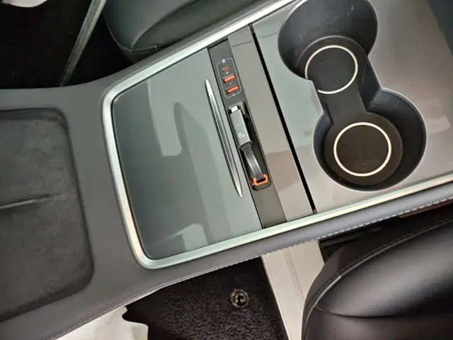 Tesla Model 3 — Фото автомобиля 8