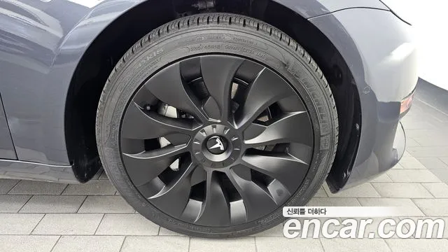 Tesla Model 3 — Фото автомобиля 6