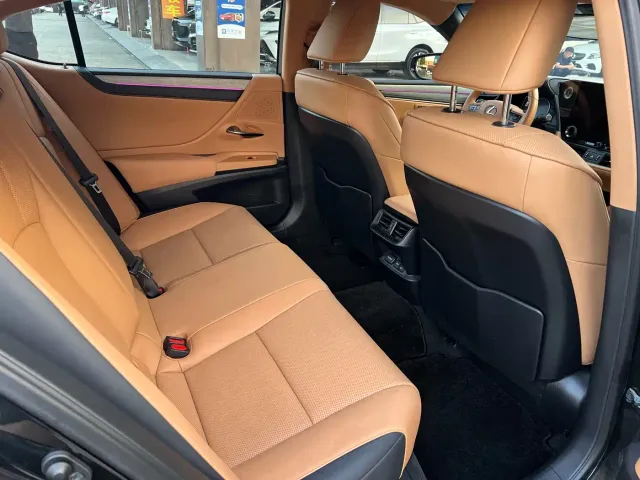 Lexus ES — Фото автомобиля 11