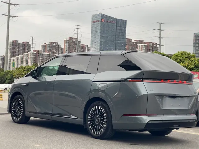 Xpeng X9 — Фото автомобиля 4