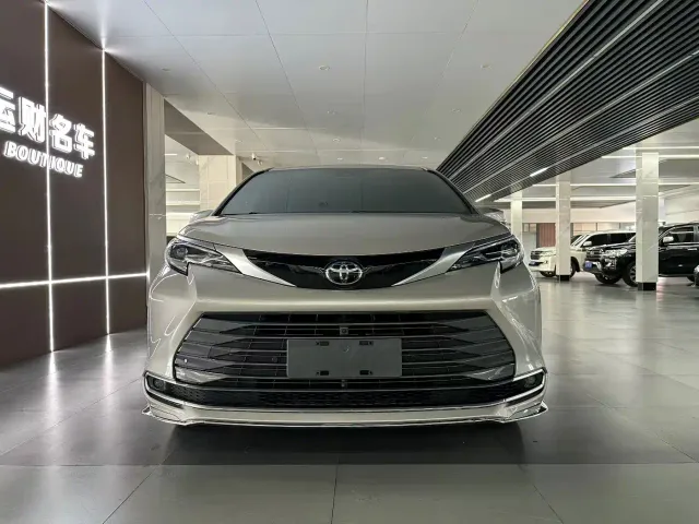 Toyota Sienna — Фото автомобиля 2