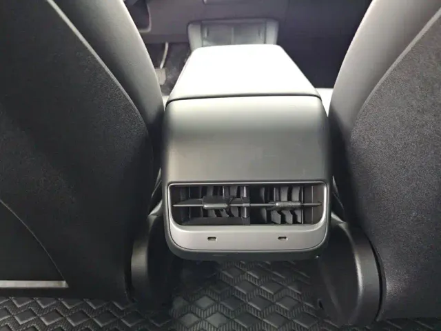 Tesla Model 3 — Фото автомобиля 12