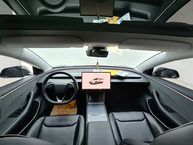 Tesla Model 3 — Фото автомобиля 4