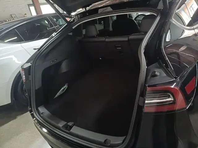 Tesla Model Y — Фото автомобиля 18