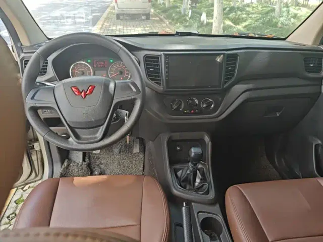 Wuling Hongguang V — Фото автомобиля 9