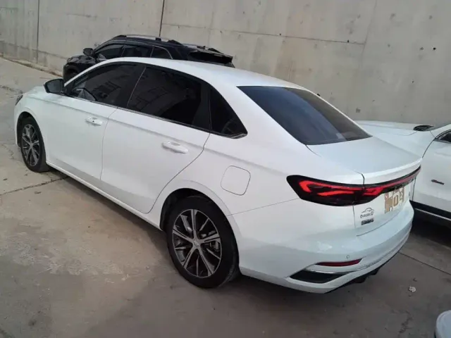 Geely Emgrand — Фото автомобиля 4