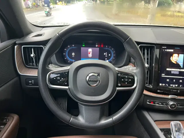 Volvo XC60 — Фото автомобиля 7