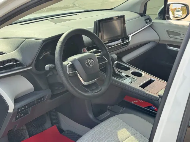 Toyota Sienna — Фото автомобиля 9