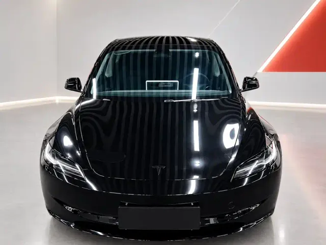 Tesla Model 3 — Фото автомобиля 2