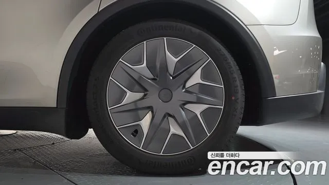 Tesla Model Y — Фото автомобиля 6